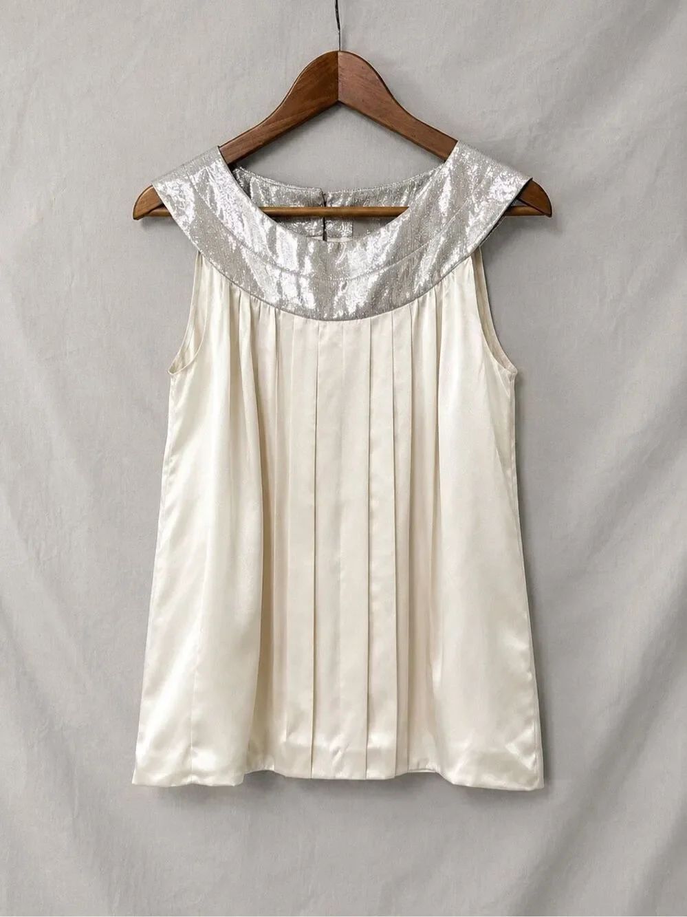 Julie Haus 100% Silk Ivory Sleeveless Blouse Silver Metallic Pleated Top Size M